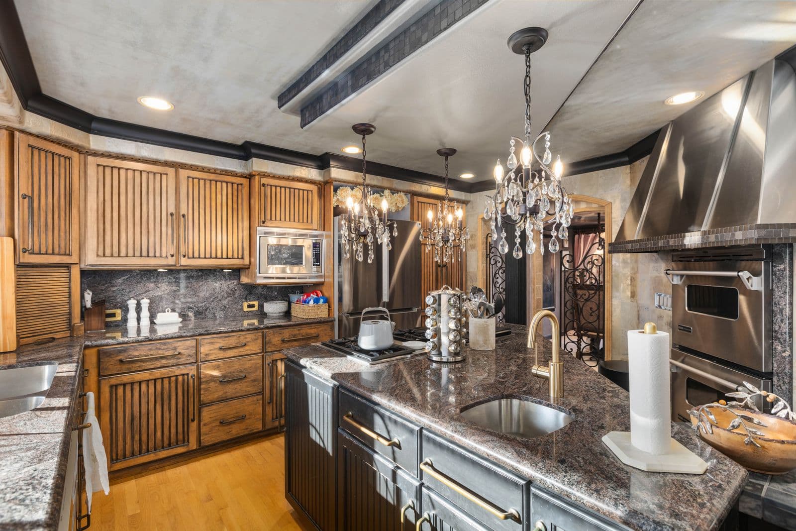 Kitchen: granite counters, gas cooktop, double ovens — 1504 E Lakeshore Dr, Lake Stevens