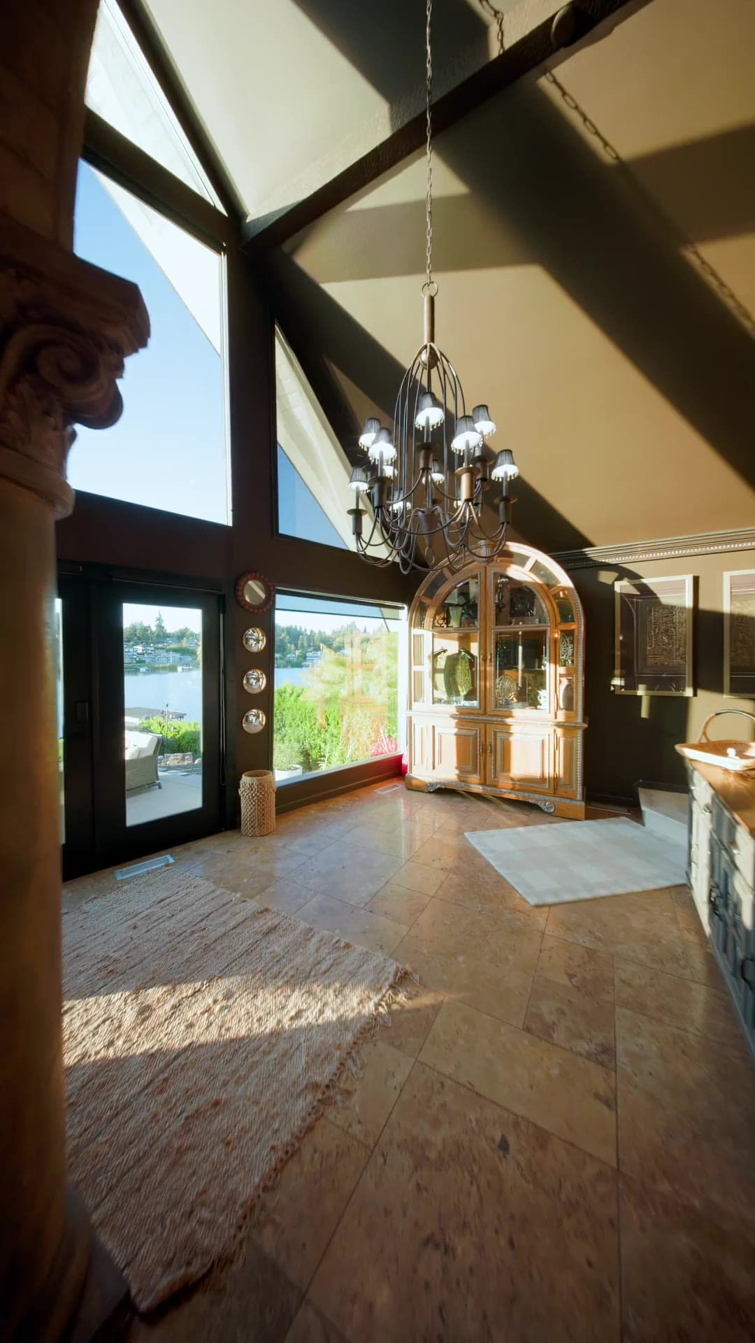 Great room at 1504 E Lakeshore Dr, Lake Stevens, with vaulted ceilings, chandelier and lake view